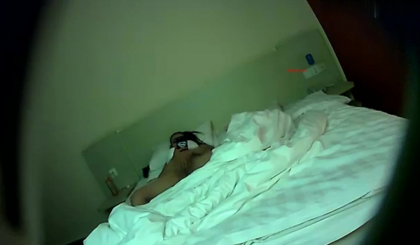 九月下旬新流出酒店偷拍貌似混血新疆美女看手机黄视频忍不住自慰还闻性感蕾丝内裤上淫水的骚味