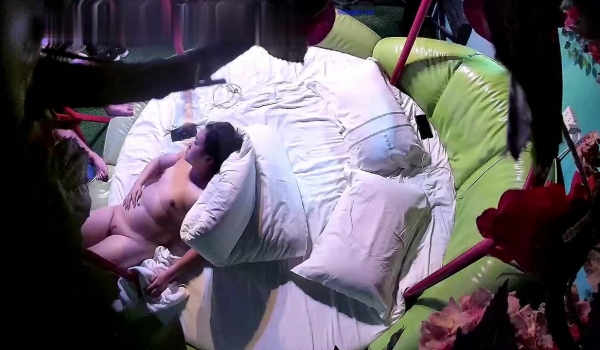 情趣酒店绿叶房偷拍 ️山东口音无毛美艳少妇被暴力输出叫的撕心裂肺