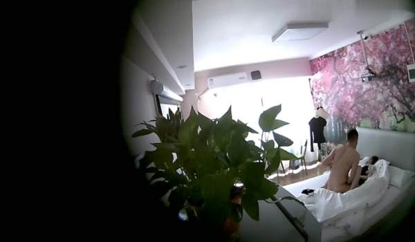 高质量酒店偷拍情侣开房，这妹子正脸太漂亮了，高挑苗条的身材 穿着紧身牛仔裤，翘臀特别亮眼，可以打