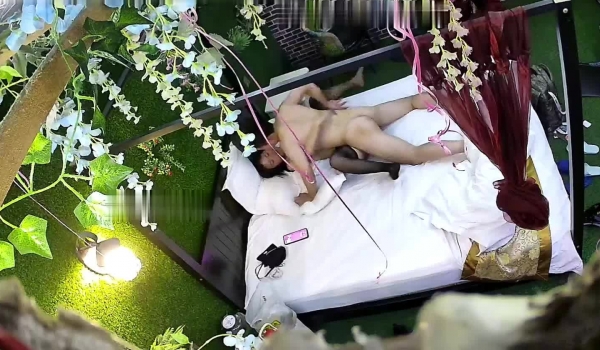 酒店偷拍！邻家小姐姐和男友，带一条黑丝袜 穿上去，在丝袜上撕破一个洞洞