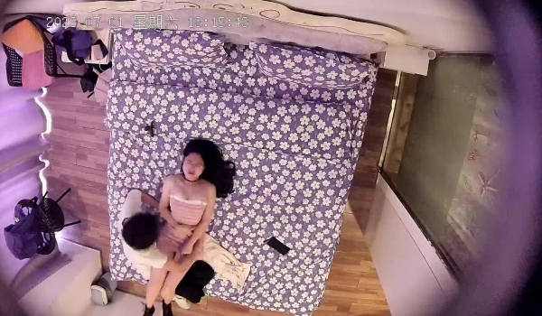 酒店偷拍学生情侣开房 ️超短裙美女被扒开内裤就干插入后疼到哭