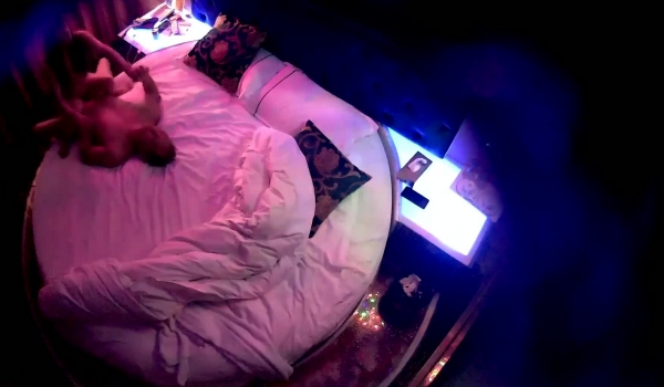 情趣酒店镭射光影房摄像头偷拍大白天老哥和朋友的媳妇开房偷情侧入草花芯
