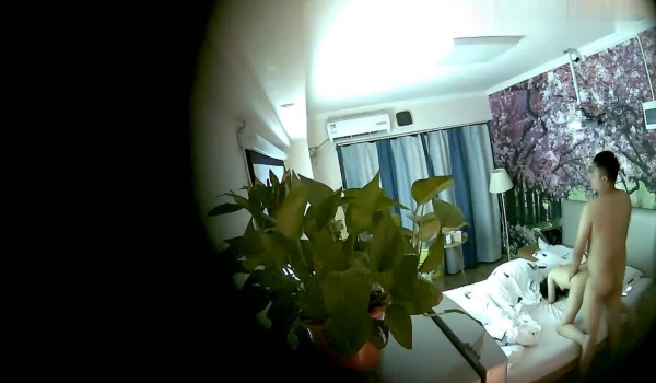 酒店偷拍到精力最旺盛的一对情侣开房打炮 身材苗条匀称的美少女和男友 两个小时内 只休息不到10分