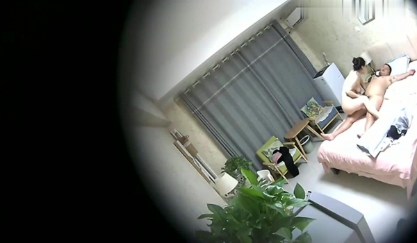 主题酒店盆栽房摄像头偷拍纹身胖哥和白肤骚妇SM制服诱惑啪啪