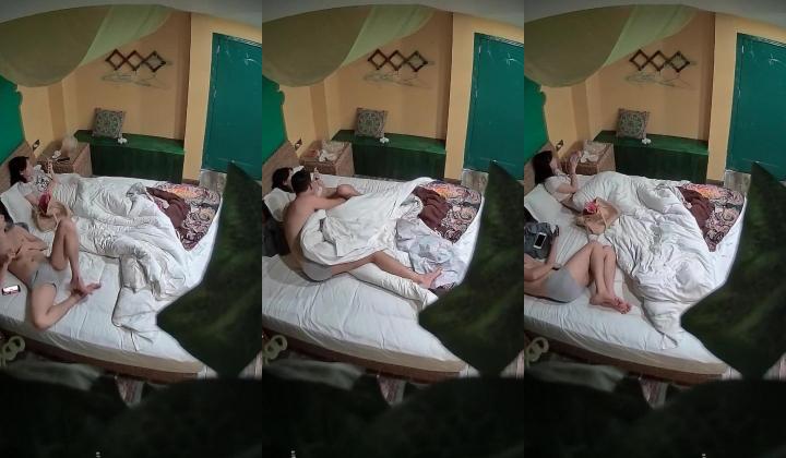 酒店偷拍情侣开房造爱 清纯苗条的学生妹和男友开房 妹子是个性冷淡的动物 任凭男友这么操也不吭声 射完继续刷抖音
