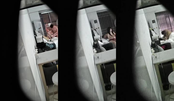 连锁酒店偷拍年轻情侣开房打炮 年轻人真会玩 女仆装 流鼻血走一波 男朋友好多天没干了 第一炮很快