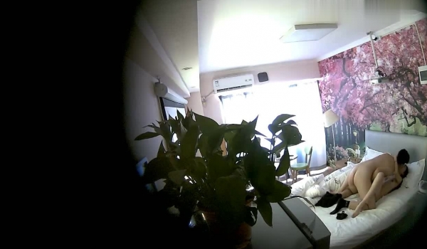 酒店偷拍到难得的高质量情侣约会啪啪，美腿标致甜美漂亮的女生和四眼男友，热身就要大半个小时，可把围