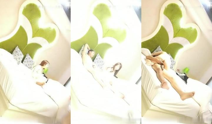 《91小黄人》酒店约炮偷拍样子清纯的大波学生兼职妹自己来月经都不知道干出血了